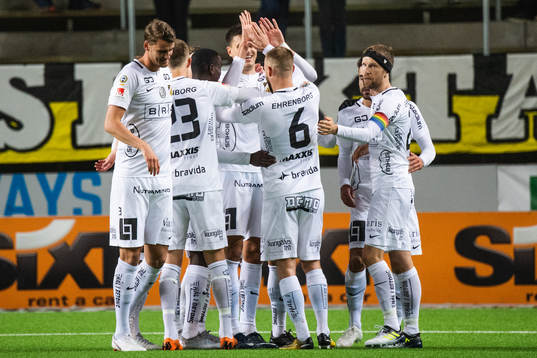 Häckens Alexander Jeremejeff jublar med lagkamrater