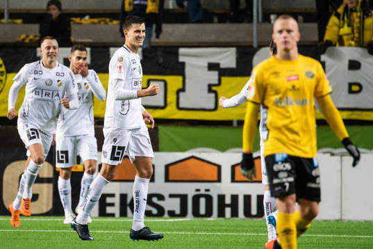 Häckens Alexander Jeremejeff jublar