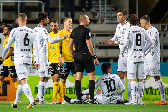 Domare Patrik Eriksson diskuterar med Elfsborgs Robert