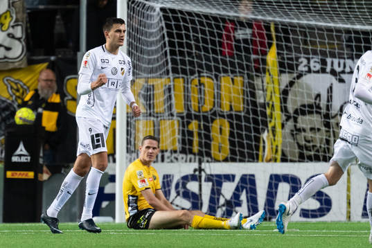 Häckens Alexander Jeremejeff jublar