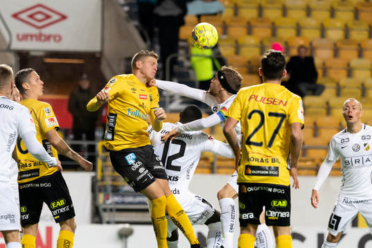 Kamp mellan Elfsborgs Joakim Nilsson och Häckens Rasmus
