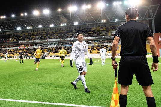 Häckens Paulinho reagerar på assisterande domaren