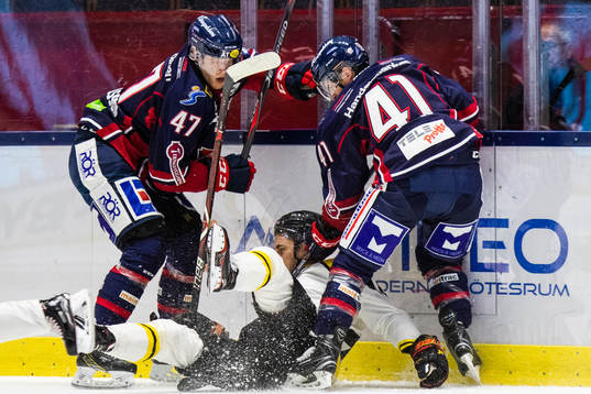 Linköpings Anton Karlsson och Broc Little i kamp om pucken