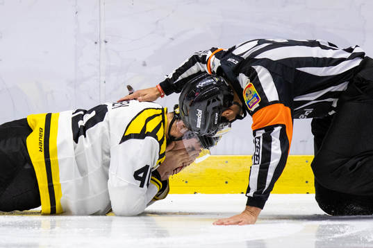 Brynäs Jesper Jensen ligger ner skadad