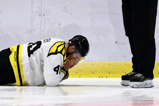 Brynäs Jesper Jensen ligger ner på isen och det blöder