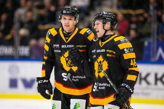 Skellefteås Filip Berglund och Mathis Olimb jublar