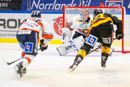 Växjös målvakt Viktor Fasth räddar ett skott från