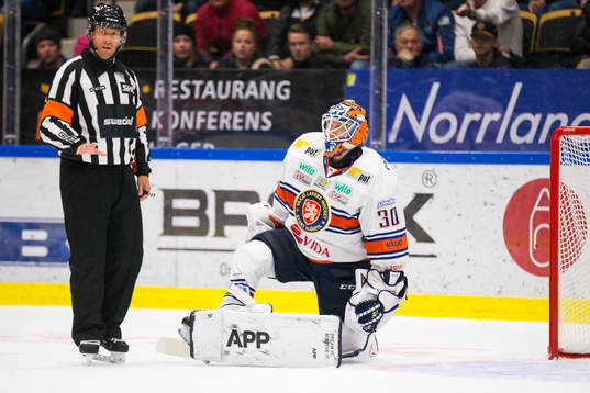 Domare Sören Persson pratar med Växjös målvakt Viktor