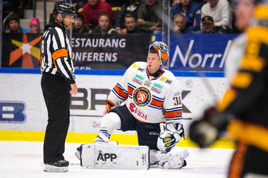 Domare Sören Persson pratar med Växjös målvakt Viktor