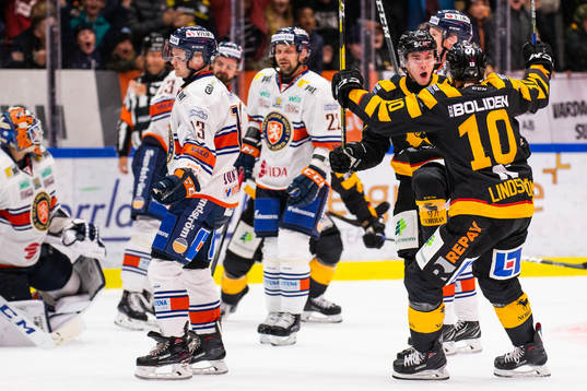 Skellefteås Andreas Wingerli och Joakim Lindström jublar
