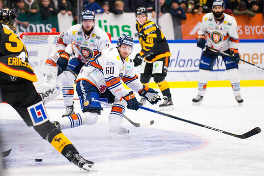 Växjös Erik Josefsson täcker skott