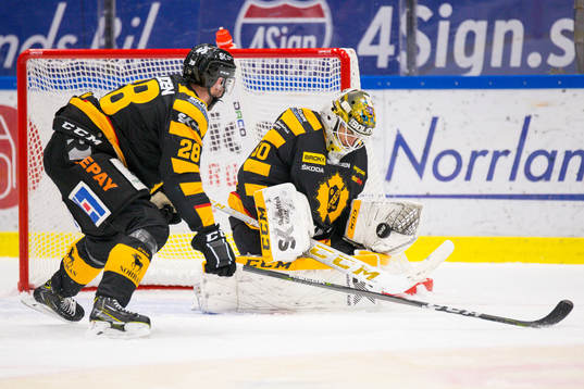 Skellefteås målvakt Mantas Armalis och Johan Alm