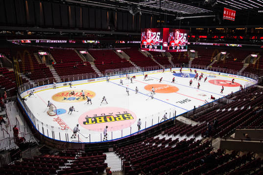 Malmö Redhawks och Frölundas spelare värmer upp i Malmö