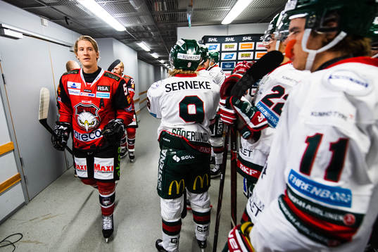 Malmö Redhawks Emil Sylvegård passerar Frölundas spelare