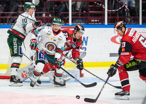Frölundas Gustav Lindström och Chay Genoway försvarar