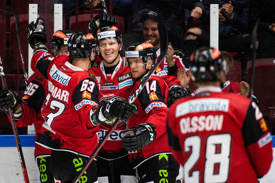 Malmö Redhawks Lars Bryggman jublar med lagkamrater