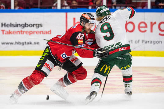 Malmö Redhawks Niklas Arell tacklar Frölundas Tim