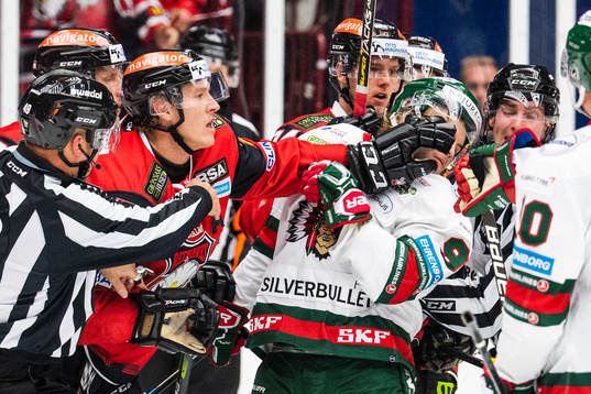 Malmö Redhawks Emil Sylvegård trycker till Frölundas Tim