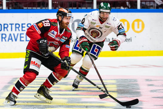 Frölundas Joel Lundqvist jagar Malmö Redhawks Jens Olsson