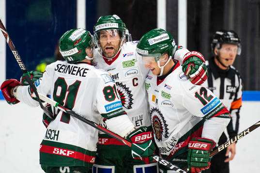 Frölundas Joel Lundqvist jublar med lagkamrater Ryan Lasch