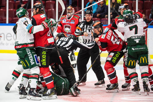 Bråk mellan Frölundas Sebastian Stålberg och Pathrik
