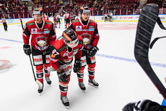 Malmö Redhawks Konstantin Komarek hjälps av plan