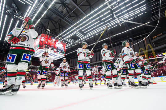 Frölundas spelare jublar