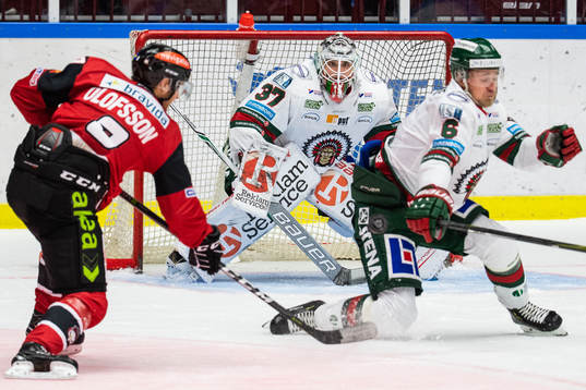 Malmö Redhawks Johan Olofsson skjuter mot Frölundas