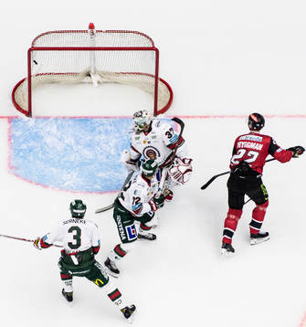 Malmö Redhawks Lars Bryggman gör 1-0 bakom Frölundas