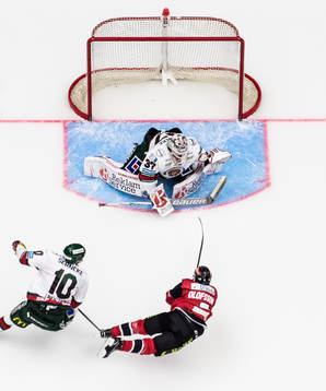 Malmö Redhawks Johan Olofsson skjuter mot Frölundas