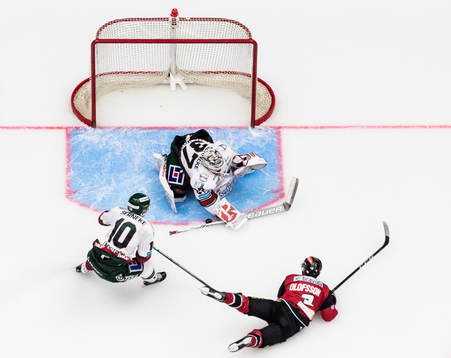Malmö Redhawks Johan Olofsson skjuter mot Frölundas