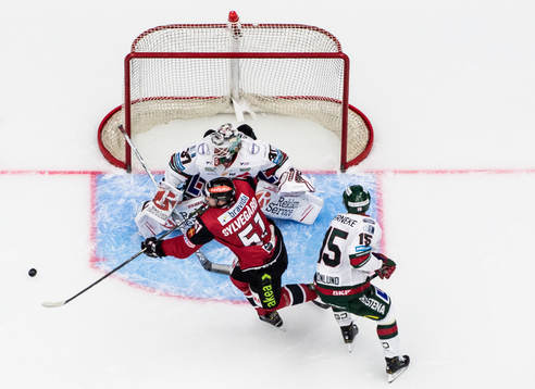 Malmö Redhawks Emil Sylvegård  oroar mot Frölundas