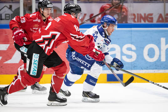 Vita Hästens Jesper Samuelsson jagar Leksands Oskar Lang
