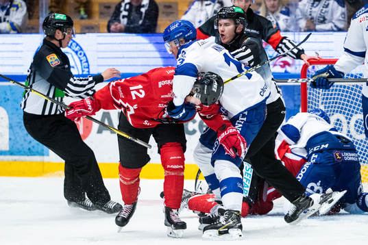 Vita Hästens Simon Krekula  och Leksands Jon Knuts i bråk