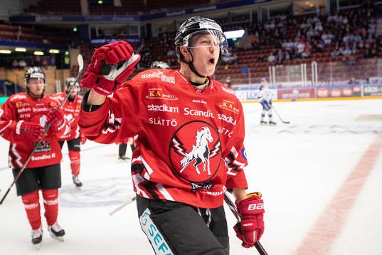 Vita Hästens Gustav Ahnelöv  jublar