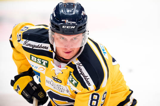 Södertäljes David Åslin innan ishockeymatchen i