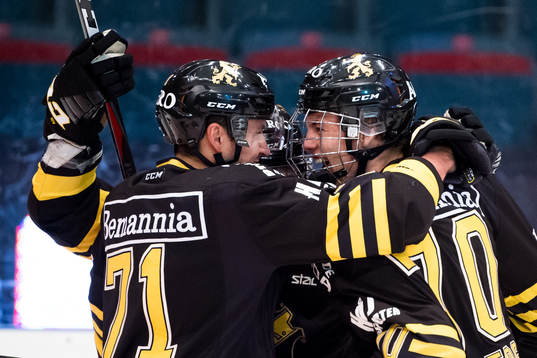 s Philip Broberg jublar med lagkamrat Alexander Deilert