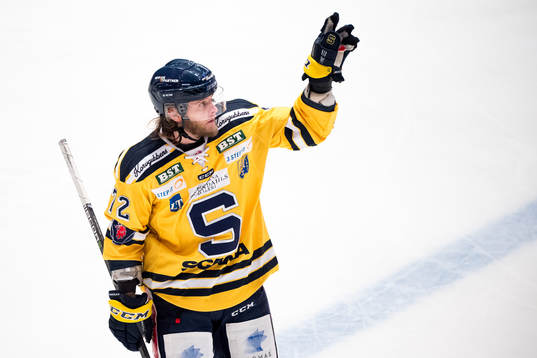 Södertäljes Nicolai Meyer jublar