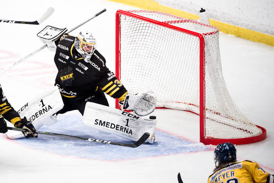 Södertäljes Nicolai Meyer skjuter pucken i mål och gör