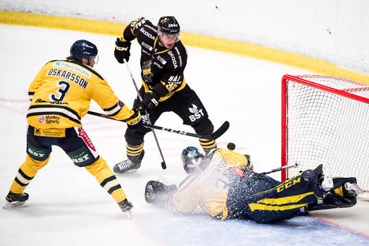 s Anton Holm, Södertäljes Marcus Oskarsson och målvakt