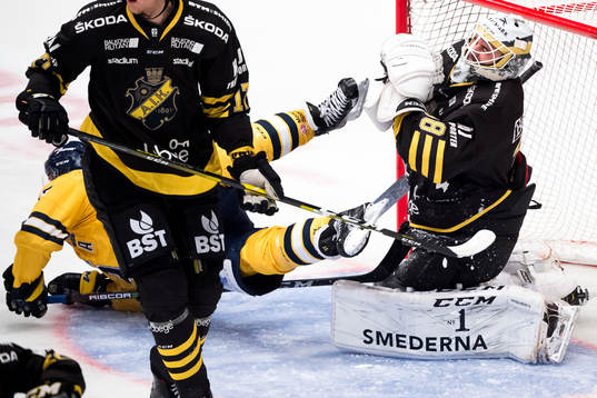 s målvakt Johannes Jönsson får en skridsko på halsen