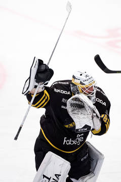 s målvakt Johannes Jönsson får en skridsko på halsen