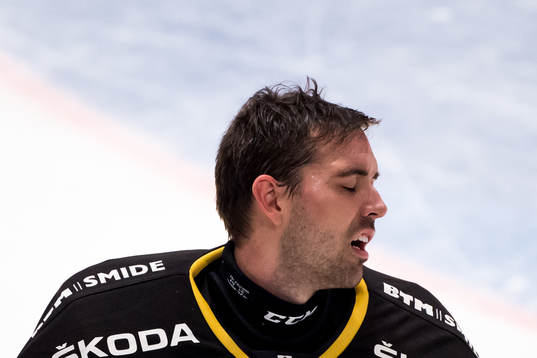 s målvakt Johannes Jönsson får en skridsko på halsen