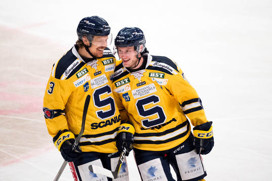 Södertäljes Jacob Spångberg jublar med lagkamrat Marcus