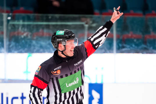 Domare Johan Magnusson ger matchstraff till Södertäljes