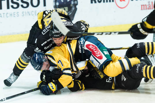 s Jacob Dahlström och Södertäljes Lindsey Sparks brottas