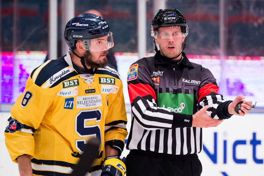 Södertäljes Nicklas Grossmann diskuterar med domare Johan