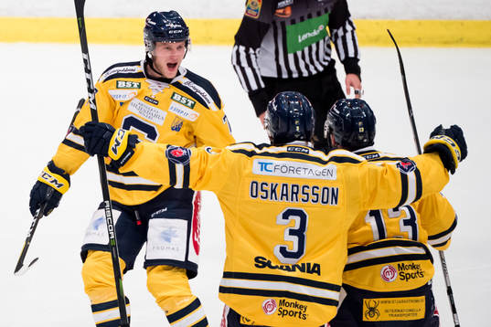 Södertäljes Jacob Spångberg jublar med Södertäljes