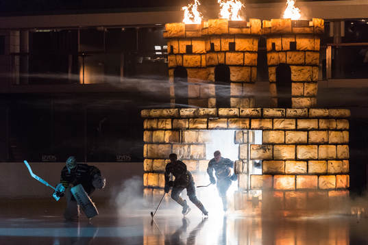 s spelare gör entré innan ishockeymatchen i