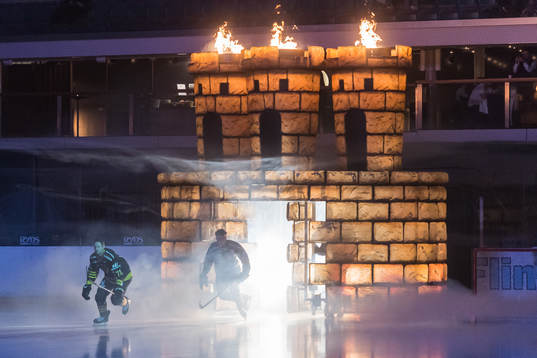 s spelare gör entré innan ishockeymatchen i